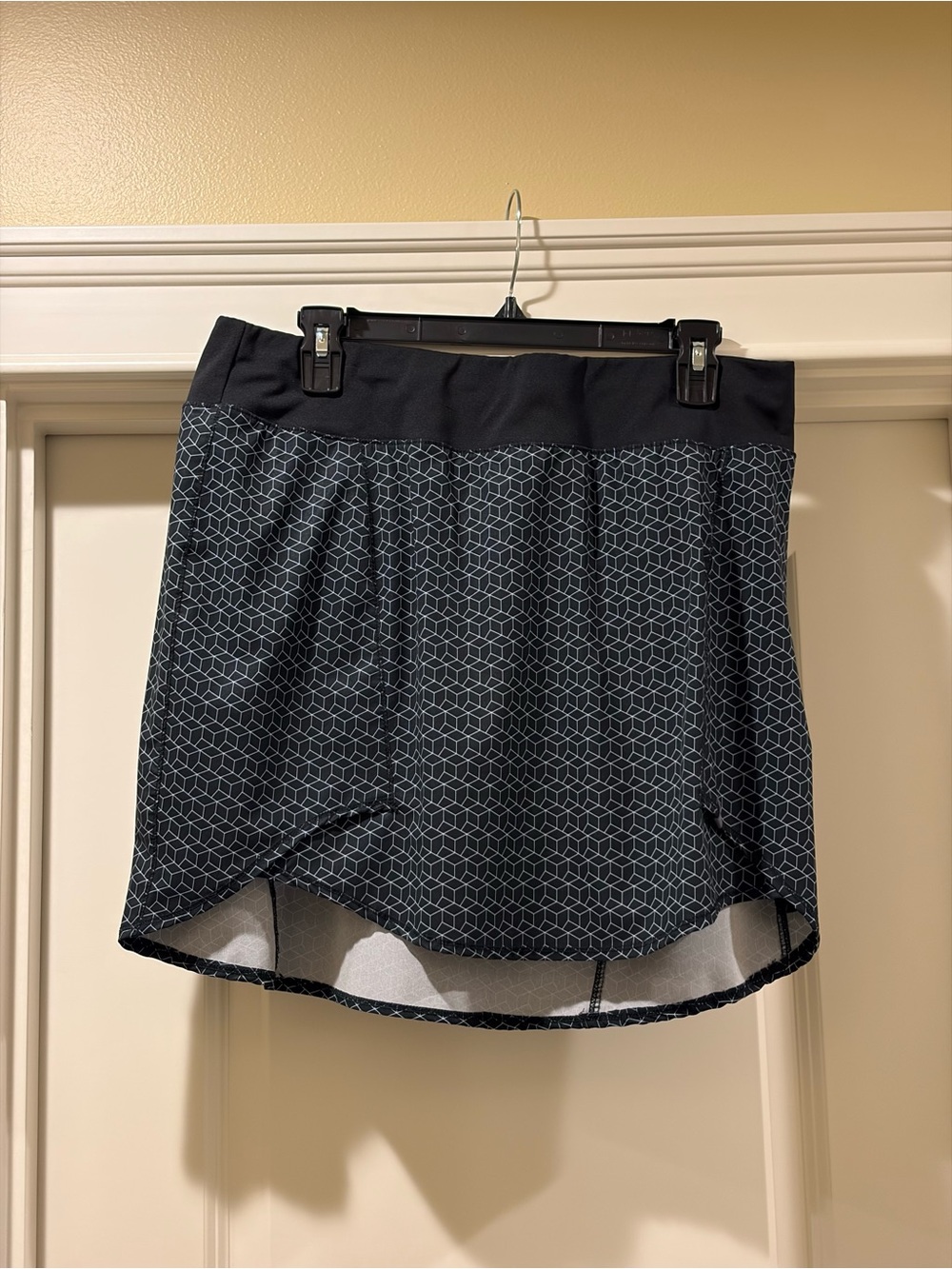 oiselle Black Geometric Mini Skort